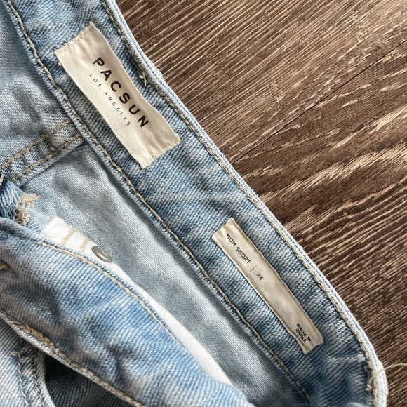 PacSun - Size 24 - Light Wash Mom Short - Picture 2 of 4